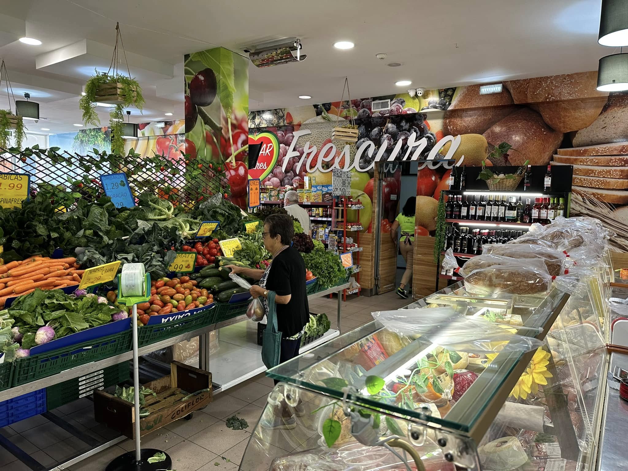 Interior da loja com frutas
