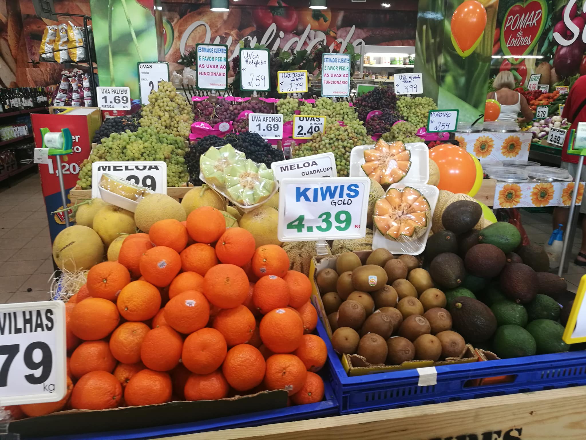 Interior com legumes e charcutaria